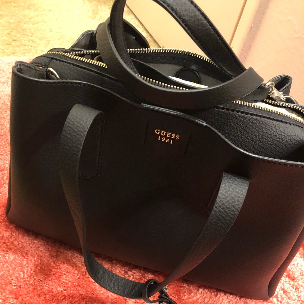 ❌Sold on MERCARI ❌Beautiful Guess Purse